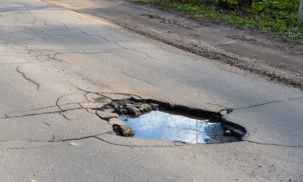 Imagem ilustrativa da imagem Motociclista vai ser indenizada por queda em buraco em cidade do ES