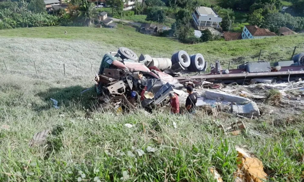 Imagem ilustrativa da imagem Motorista fica ferido após carreta cair em barranco no Sul do ES