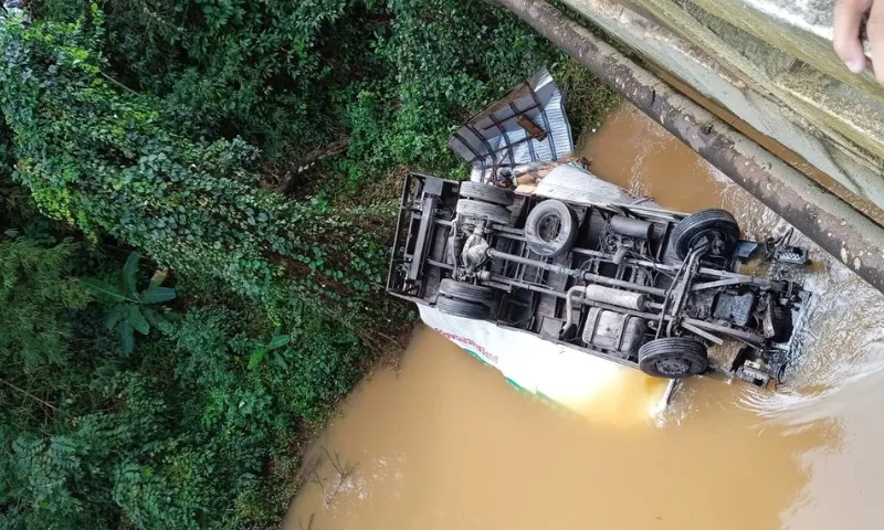 Imagem ilustrativa da imagem Motorista morre após caminhão cair de ponte na BR-101 no ES