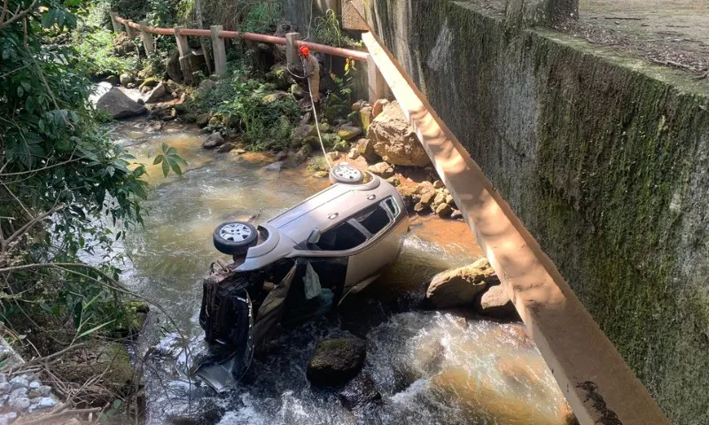 Imagem ilustrativa da imagem Motorista morre após carro cair de ponte na Região Serrana do ES