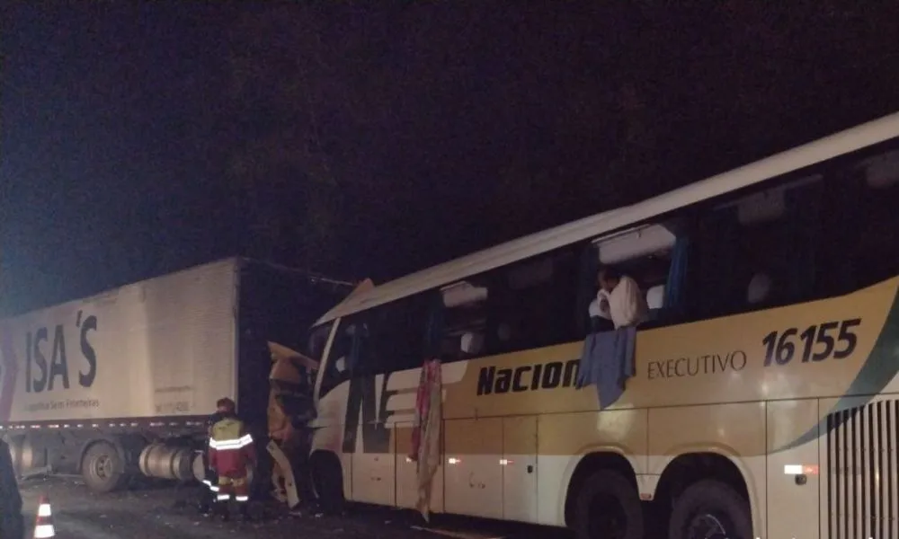 Imagem ilustrativa da imagem Motorista morre e 11 ficam feridos em acidente entre ônibus e caminhão no ES