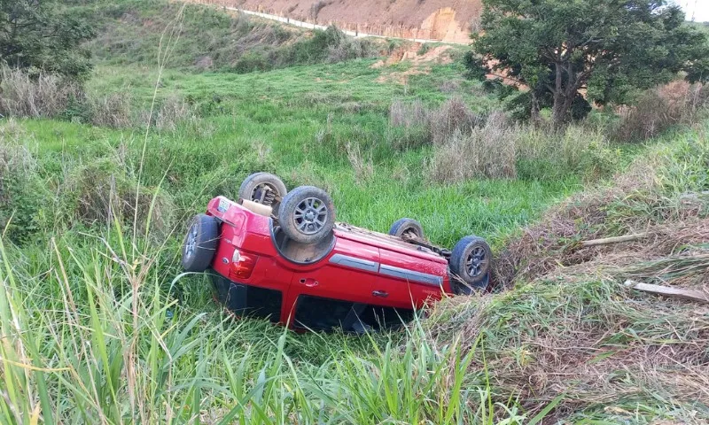 Imagem ilustrativa da imagem Motorista morre e dois passageiros ficam feridos em capotamento no ES