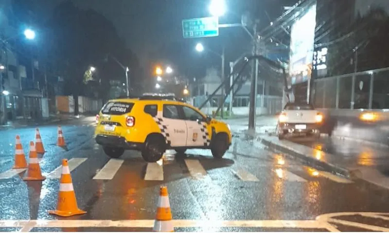 Imagem ilustrativa da imagem Motorista perde controle do carro e bate em poste em Vitória
