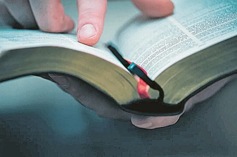 Imagem ilustrativa da imagem Mulher é agredida e tem Bíblia roubada perto de igreja em Viana