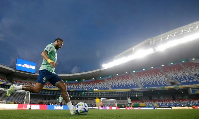 Imagem ilustrativa da imagem Neymar cai sobre a mão e dá susto em treino da seleção brasileira em Belém