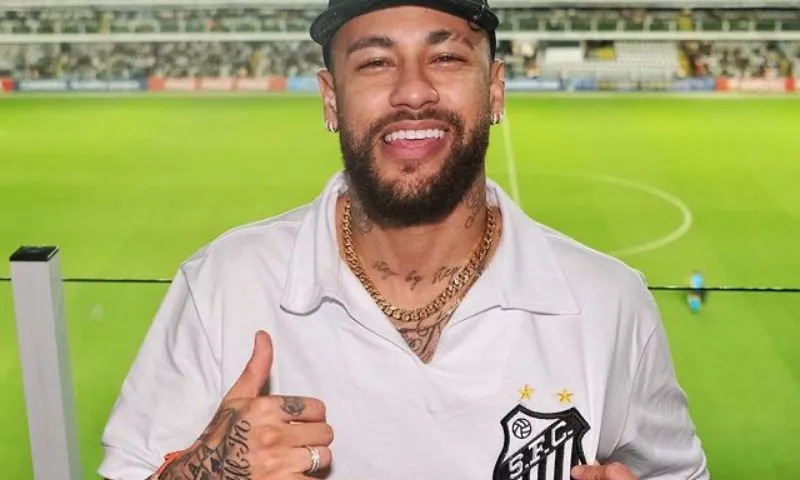 Imagem ilustrativa da imagem Neymar diz ter vivido 'inferno' no PSG com Messi e anima torcedores do Santos