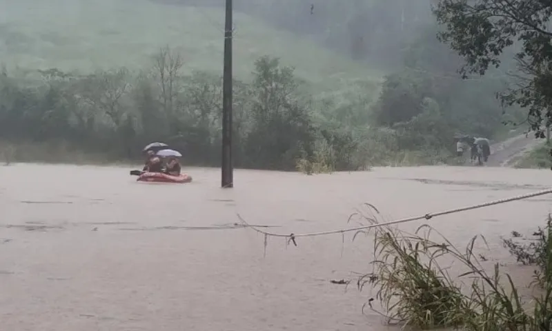 Imagem ilustrativa da imagem Nível de rio sobe e prefeitura do RS pede a moradores que se abriguem no telhado