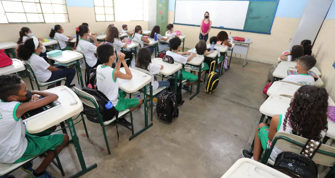 Imagem ilustrativa da imagem Novo ensino médio: MEC estuda incluir matéria e proibir aulas a distância