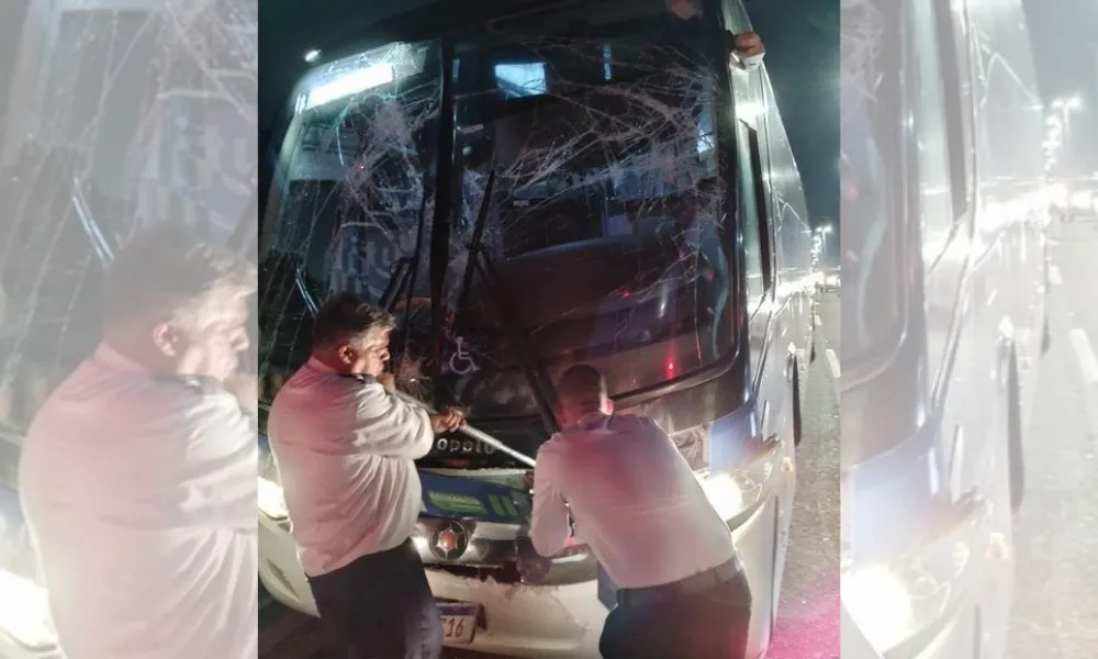 Imagem ilustrativa da imagem Ônibus do Racing se envolvem em acidente antes de jogo contra o Flamengo