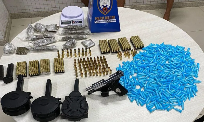 Imagem ilustrativa da imagem PM apreende mais de 290 munições e 443 pinos de cocaína em Cariacica