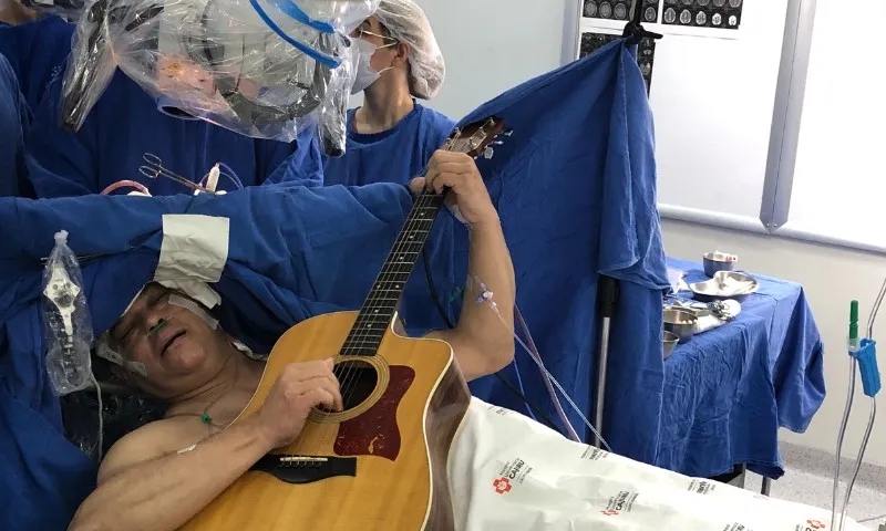 Imagem ilustrativa da imagem Paciente canta e toca violão durante cirurgia cerebral em Curitiba