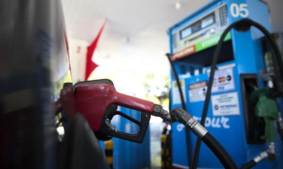 Imagem ilustrativa da imagem Preço da gasolina sobe R$ 0,12 por litro nos postos após reajuste da Petrobras