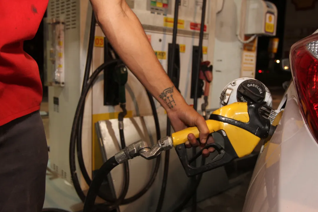 Imagem ilustrativa da imagem Preço da gasolina sobe R$ 0,31 após volta de impostos federais