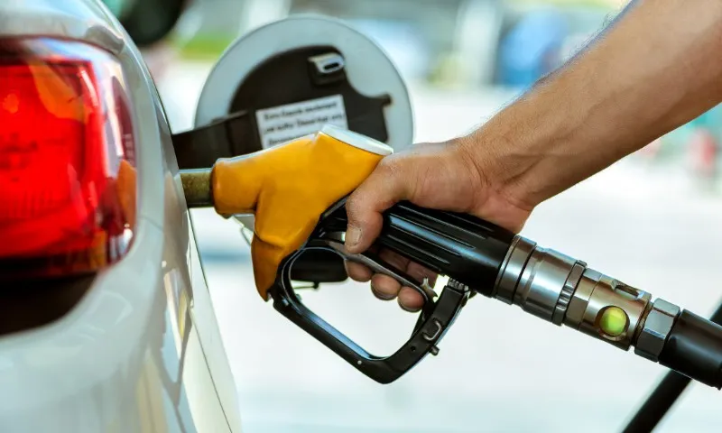 Imagem ilustrativa da imagem Preço da gasolina sobe mais R$ 0,23 por litro e já é o maior desde julho de 2022