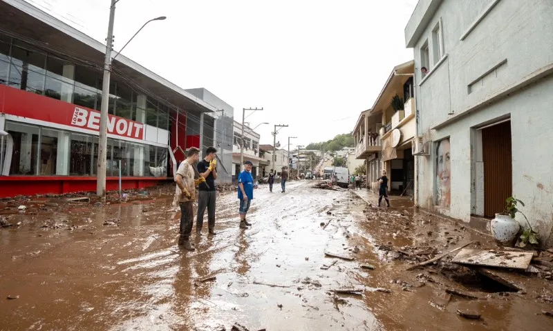 Imagem ilustrativa da imagem Reconstrução de cidades no RS levará em conta mudança climática, diz Eduardo Leite