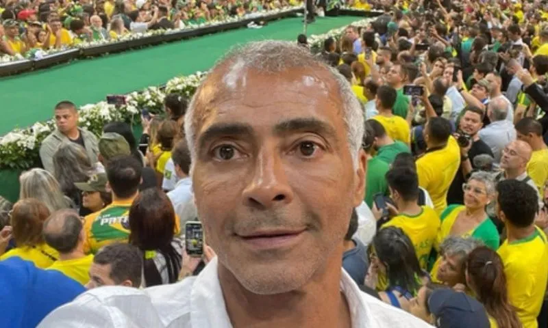 Imagem ilustrativa da imagem Romário segue melhorando e tem previsão de alta para os próximos dias