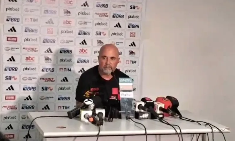 Imagem ilustrativa da imagem Sampaoli explica mudanças na escalação do Flamengo em derrota para o Athlético-PR