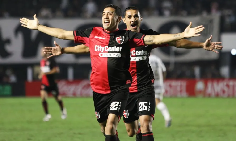 Imagem ilustrativa da imagem Santos toma gol no fim, perde para Newell's e pode cair da Sul-Americana