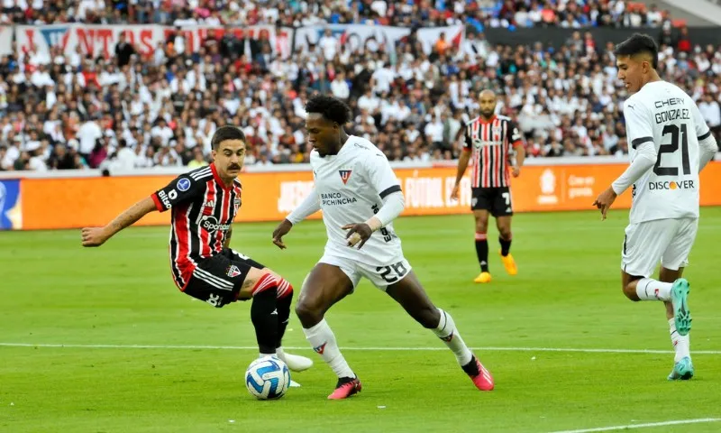 Imagem ilustrativa da imagem São Paulo perde para a LDU e vai precisar de nova virada na Sul-Americana