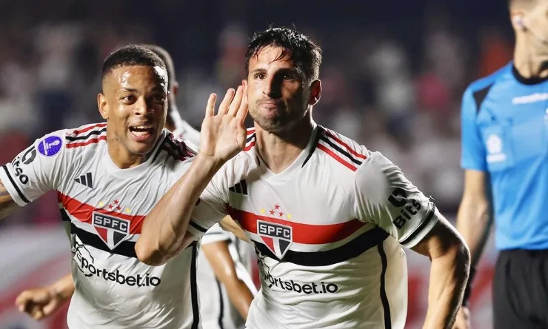 Imagem ilustrativa da imagem São Paulo reencontra vitória e despacha San Lorenzo