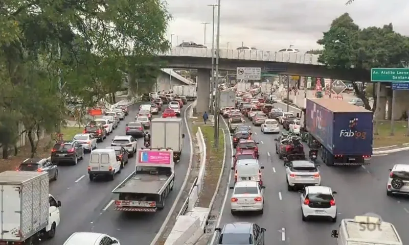 Imagem ilustrativa da imagem São Paulo tem mais de 1.000 km de congestionamento na saída para o feriado