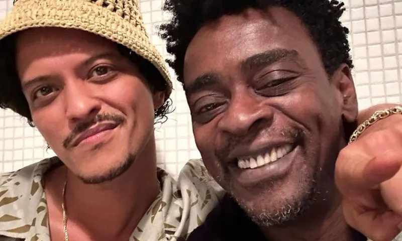 Imagem ilustrativa da imagem Seu Jorge comemora encontro com Bruno Mars após The Town