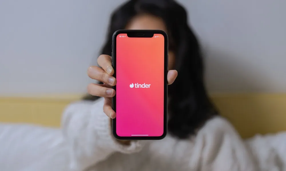 Imagem ilustrativa da imagem Tinder faz acordo com Promotoria para avisar polícia sobre golpes