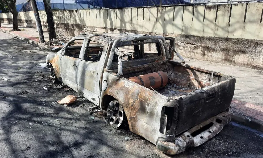 Imagem ilustrativa da imagem Tiroteio em Vitória: fogo em carro e pregos em ruas para impedir chegada da PM