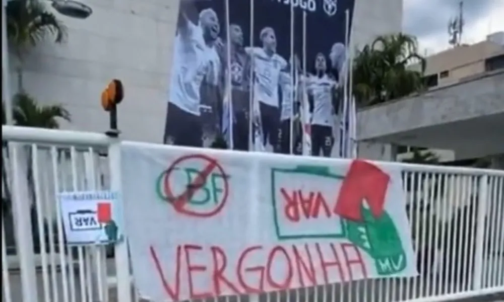 Imagem ilustrativa da imagem Torcida organizada do Palmeiras protesta na sede da CBF