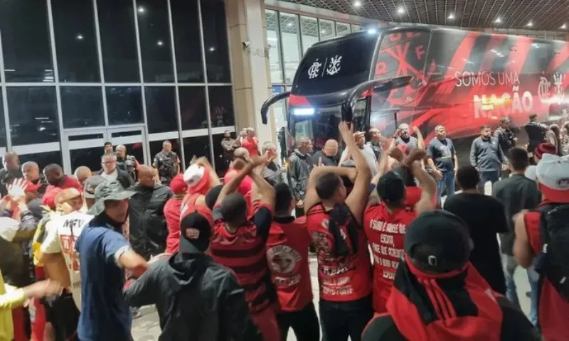 Imagem ilustrativa da imagem Torcida recebe Flamengo com protesto e confusão no Rio: 'Time sem vergonha'