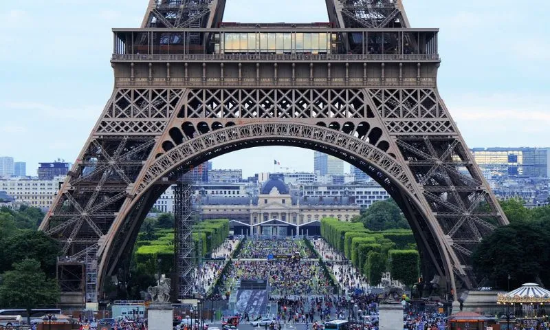 Imagem ilustrativa da imagem Torre Eiffel é esvaziada em Paris após alerta de bomba
