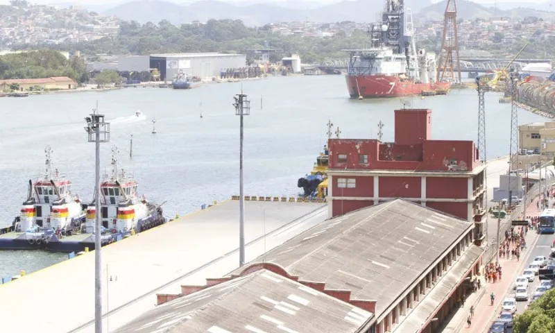 Imagem ilustrativa da imagem Trabalhadores caem no mar durante travessia para entrada em navio no ES