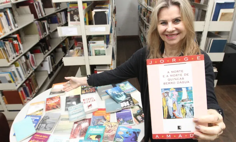 Imagem ilustrativa da imagem Troca de livros em biblioteca municipal de Vitória