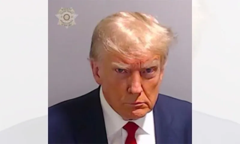 Imagem ilustrativa da imagem Trump diz em ficha criminal ter 10 kg a menos do que em 2018 e vira piada