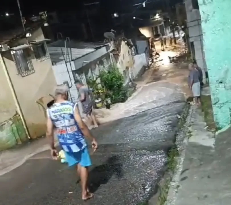 Imagem ilustrativa da imagem Tubulação da Compesa estoura em Pontezinha e água invade casas