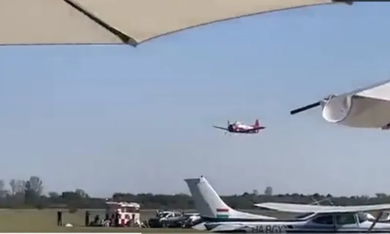 Imagem ilustrativa da imagem VÍDEO | Avião cai em show aéreo e deixa dois mortos na Hungria