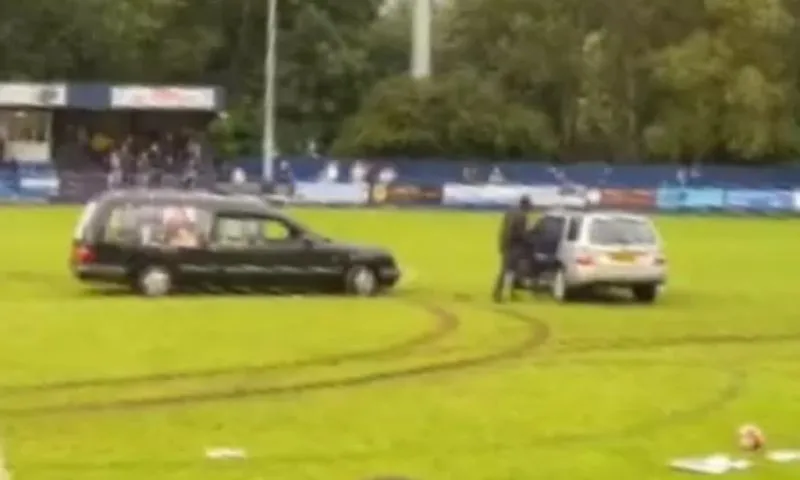Imagem ilustrativa da imagem VÍDEO | Carros invadem gramado, causam tumulto e jogo na Inglaterra é suspenso