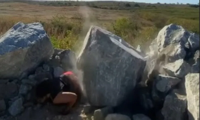 Imagem ilustrativa da imagem VÍDEO | Homem fica prensado por pedra de três toneladas ao tirar foto no Ceará