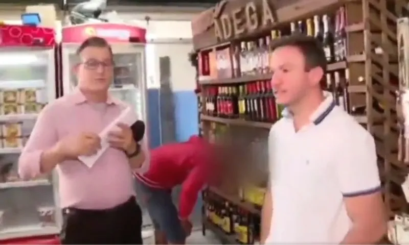 Imagem ilustrativa da imagem VÍDEO | Homem tenta furtar bebida enquanto equipe de reportagem grava em mercado