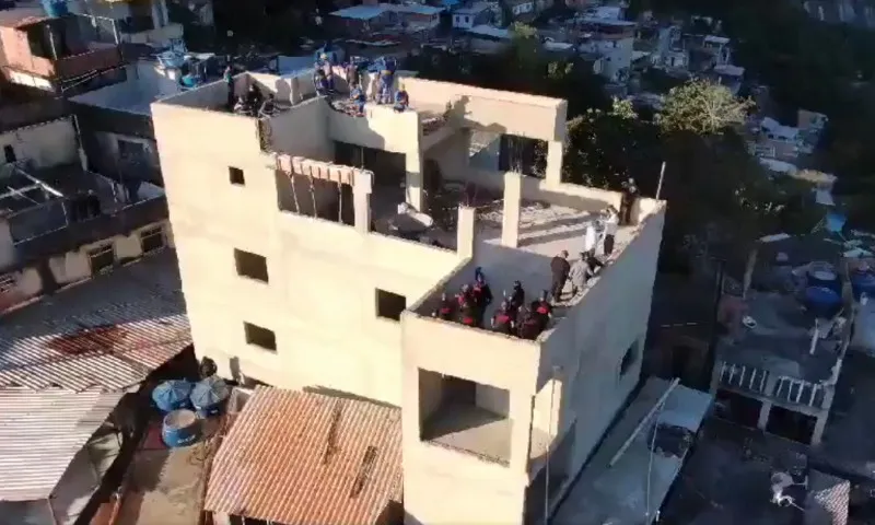 Imagem ilustrativa da imagem VÍDEO | Mansão do tráfico, avaliada em R$ 2,5 milhões, é derrubada na Rocinha