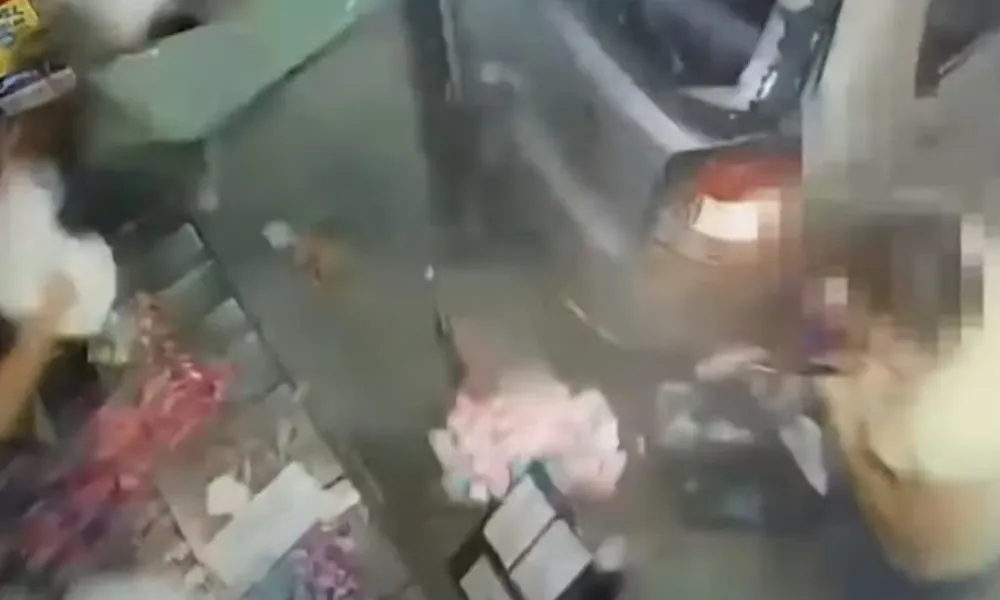 Imagem ilustrativa da imagem VÍDEO | Motorista perde direção, invade padaria e quase atropela clientes em MG