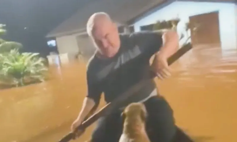 Imagem ilustrativa da imagem VÍDEO | Pai e filha salvam cão no meio da enchente no Rio Grande do Sul