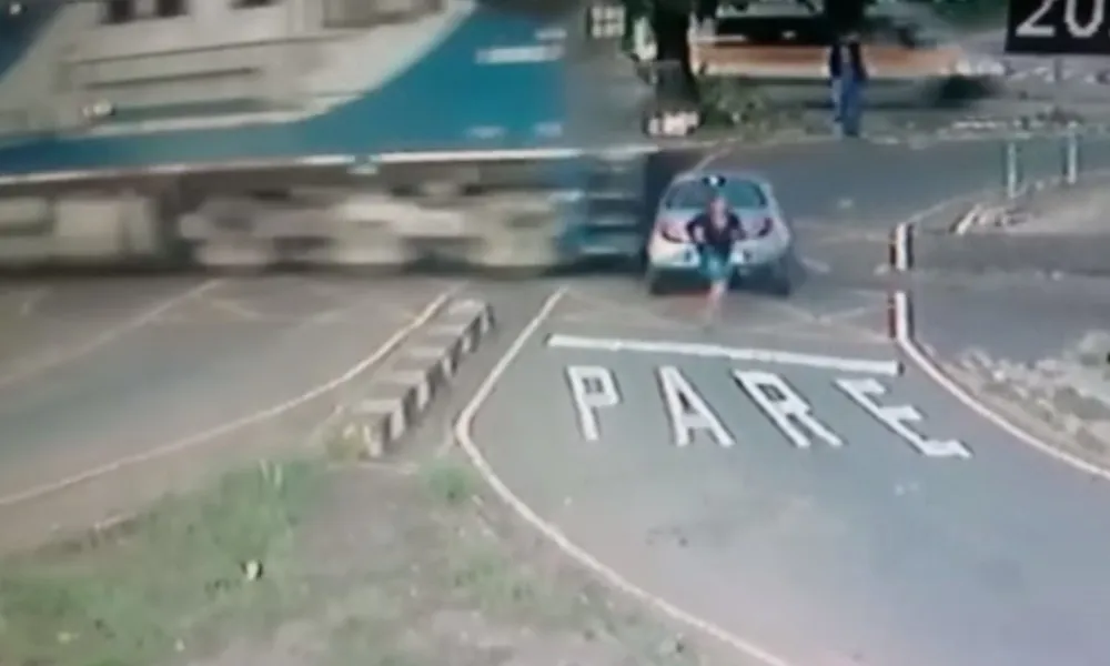 Imagem ilustrativa da imagem VÍDEO: Carro é arrastado por trem e mulher escapa por pouco de atropelamento
