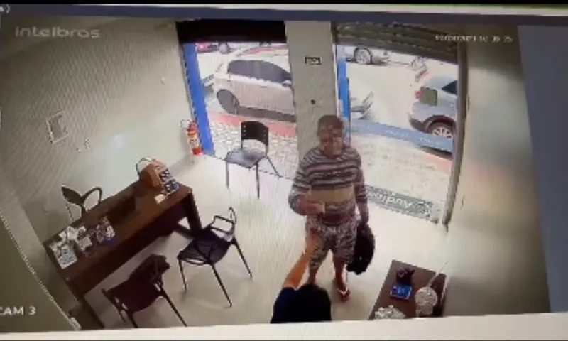 Imagem ilustrativa da imagem VÍDEO: Homem entra em loja e pede café antes de anunciar assalto em Colatina