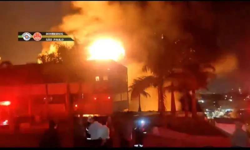 Imagem ilustrativa da imagem VÍDEO: Incêndio de grandes proporções atinge indústria química em SP