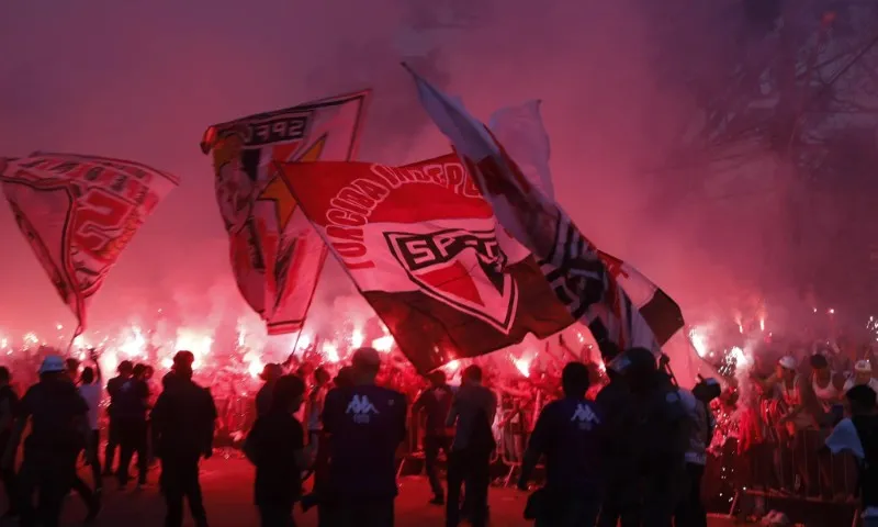 Imagem ilustrativa da imagem VÍDEO: Torcida do São Paulo faz festa e quebra vidros de ônibus do Corinthians