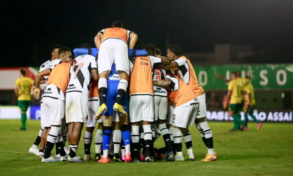 Imagem ilustrativa da imagem Vasco bate Cuiabá em estádio sem torcida e volta a vencer após 10 jogos