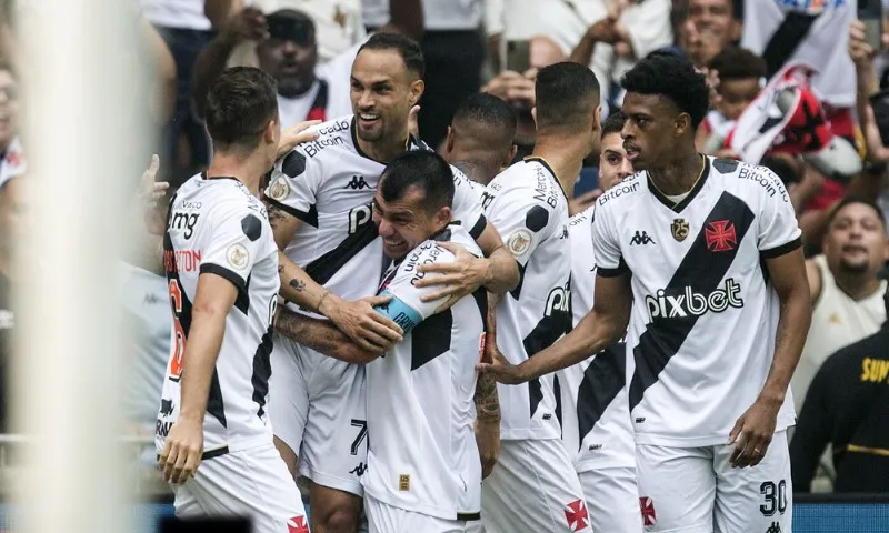 Imagem ilustrativa da imagem Vasco vence Atlético-MG em reencontro com a torcida no Maracanã