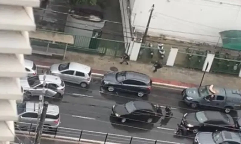 Imagem ilustrativa da imagem Vídeo mostra troca de tiros entre bandidos e policiais em avenida de Vitória