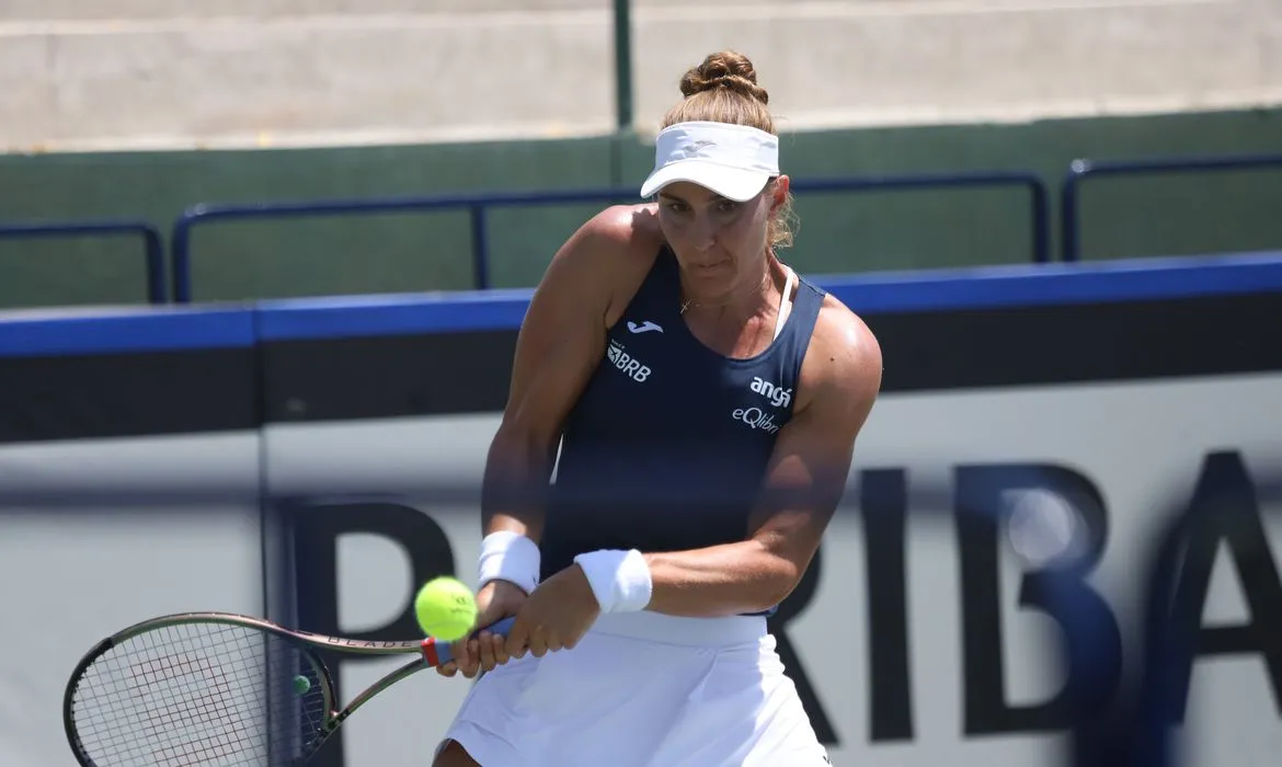 Imagem ilustrativa da imagem Azarenka sofre lesão e Beatriz Haddad é eliminada das duplas em Roma